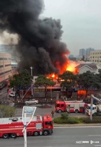佛山一建材公司着火,14辆消防车驰援!