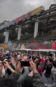 重庆轻轨穿楼的由来