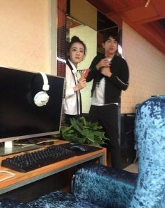 林更新又出现了,这次玩LOL还带眉吃辣条