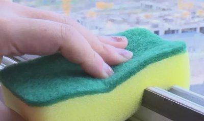 如何巧妙处理窗框灰尘?教你一招,擦完就和新的一样!