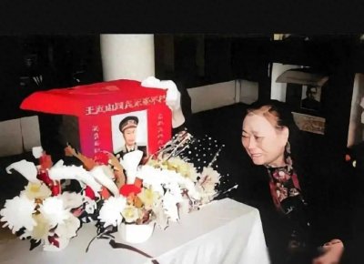 1978年,王近山前妻韩岫岩,望着骨灰盒痛哭流涕,两人至死不相见