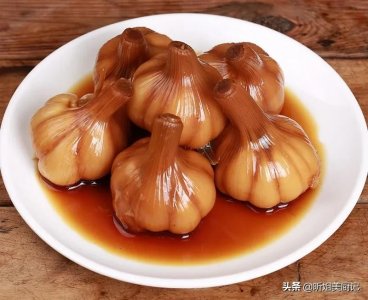 腌咸蒜正确的方法教给你,脆爽开胃又下饭,放一年都不坏