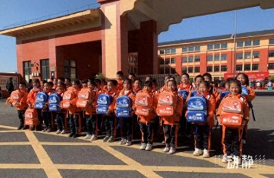 小包裹,大爱心! 天柱县的四千多名孩子们有了新书包