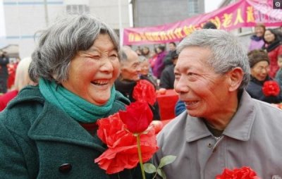 农村老夫妻晚年生活9幅图,告诉你啥叫恩爱,哪一幅打动了你的心