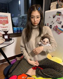 BLACKPINK成员金智妮,米白色高领毛衣+格子阔腿裤,慵懒又温柔