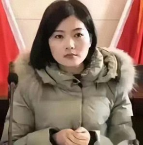 李秋霞或许对权力有着特别的兴趣。有因必有果,一个巴掌拍不响