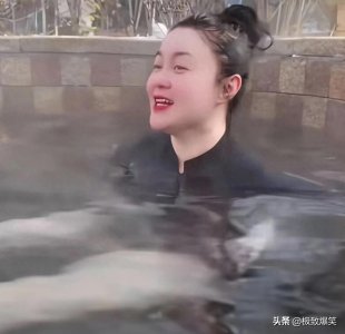 41岁关婷娜穿泳装泡温泉,身材丰腴皮肤白到发光,提篮喂食驯鹿
