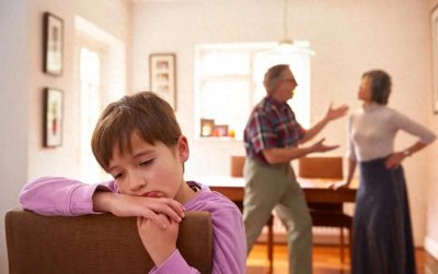 青春期的儿子和爸爸搞对抗,妈妈怎么办?