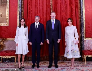 巴拉圭第一夫人赢了西班牙王后,只小2岁却像晚辈,肉嘟嘟却更美