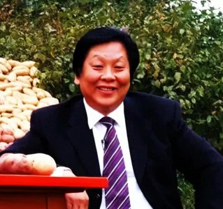 32人抬龙棺!乞丐逆袭打造土豆王国 老母遗物破布袋引全网泪目