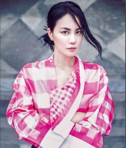 都曾是华语乐坛天后,一人因肺癌早逝,一人被扒光衣服毒打!