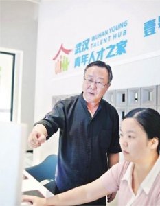 一起看球撸串 留汉大学生把公寓住成家