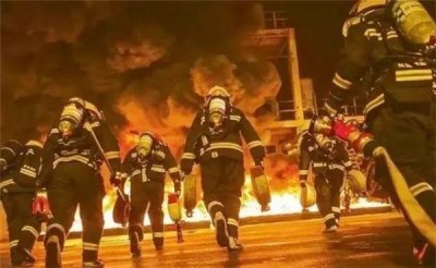 故意隐瞒有易爆物,导致天津165人被炸死,为何主犯死刑变无期