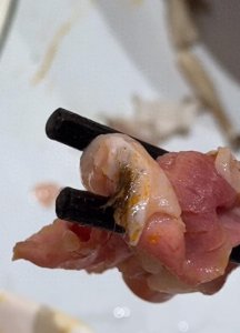 羊肉里出现牛毛?内蒙女子称在火锅店吃出不明毛发,呷哺呷哺:会核实处理