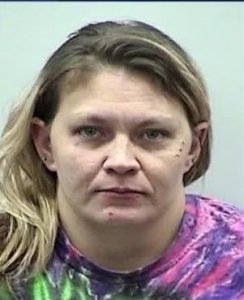 美国女子涉嫌参与猎杀上百只鹿,车内有刀有枪支