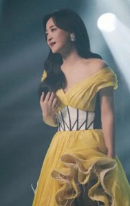 贾玲最新照片震撼发布! 她的美丽让人为之倾倒!