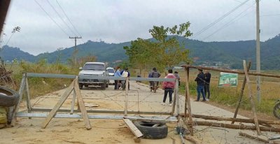 缅北木姐局势不明,大批民众离开,途中却遭遇战事,进退两难