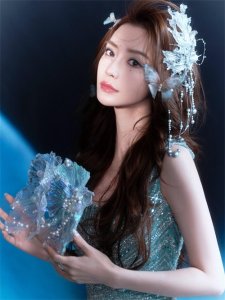 baby跪地合影引起热议,复出后以女配姿态回归,颜值依旧