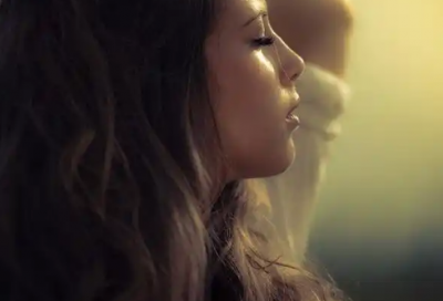 描写小男孩外貌的句子